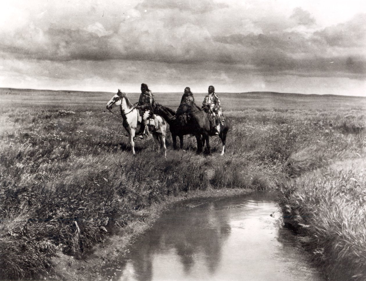 Three American Indian Chiefs, ca. 1900 (fotogravyr) (s/hvitt foto) av Edward Sheriff Curtis