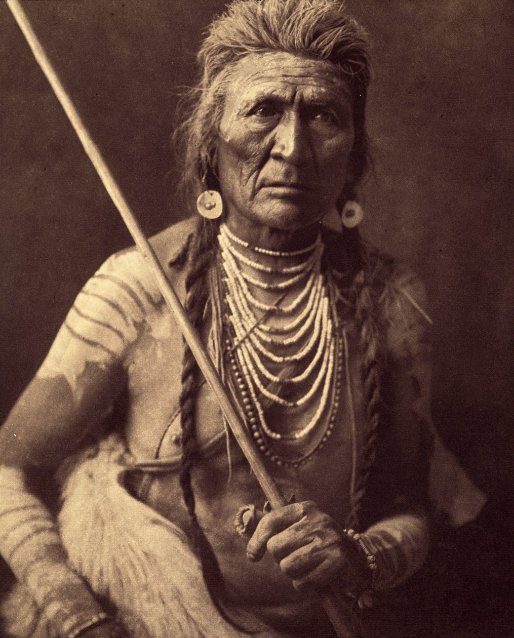 Ulv, indisk Apsaroke (Ulv - Apsaroke også noen ganger skrevet Absaroke) Foto tatt fra bind 4 av leksikonet utgitt av Edward S. Curtis (1868-1952) om indianerne i Nord-Amerika, med et forord av Theodore Roosevelt. Mellom 1907 og 1930, 2 av Edward Sheriff Curtis