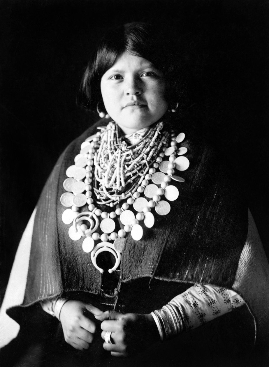 Ung indisk kvinne iført Zuni-pynt, ca. 1903, foto Edward S. Curtis av Edward Sheriff Curtis