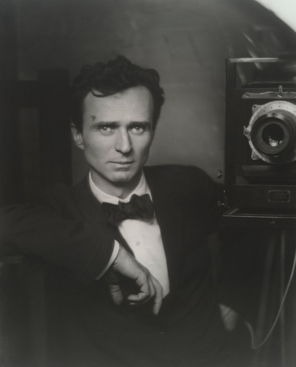 Selvportrett med studiokamera av Edward Steichen