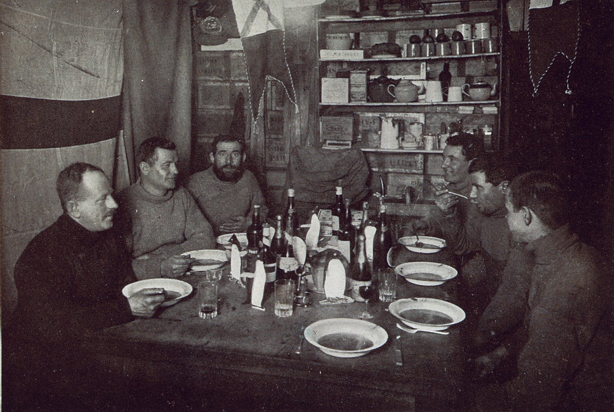 Mennene, Midvinterdagsmiddag, British Antarctic Expedition, Cape Evans, 22. juni 1912 (s/hvitt-bilde) av Edward W. Nelson