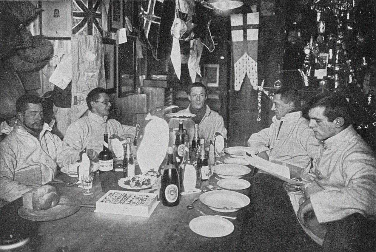 Midvinterdagsmiddagen, 22. juni 1912 (s/hvitt-bilde) av Edward W. Nelson