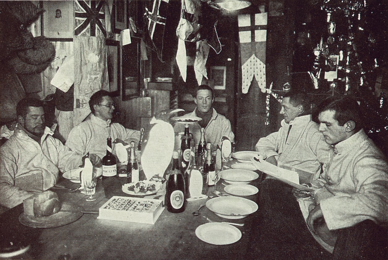 Offiserene, Midvinterdagsmiddag, British Antarctic Expedition, Cape Evans, 22. juni 1912 (s/hv-bilde) av Edward W. Nelson