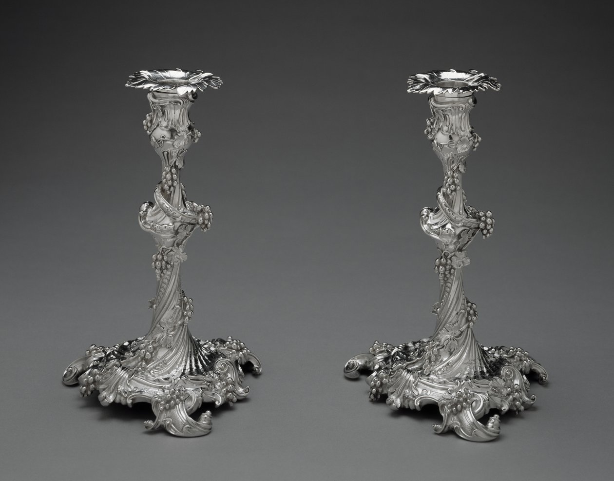 Et par lysestaker, ca. 1755-56 (sølv) av Edward Wakelin