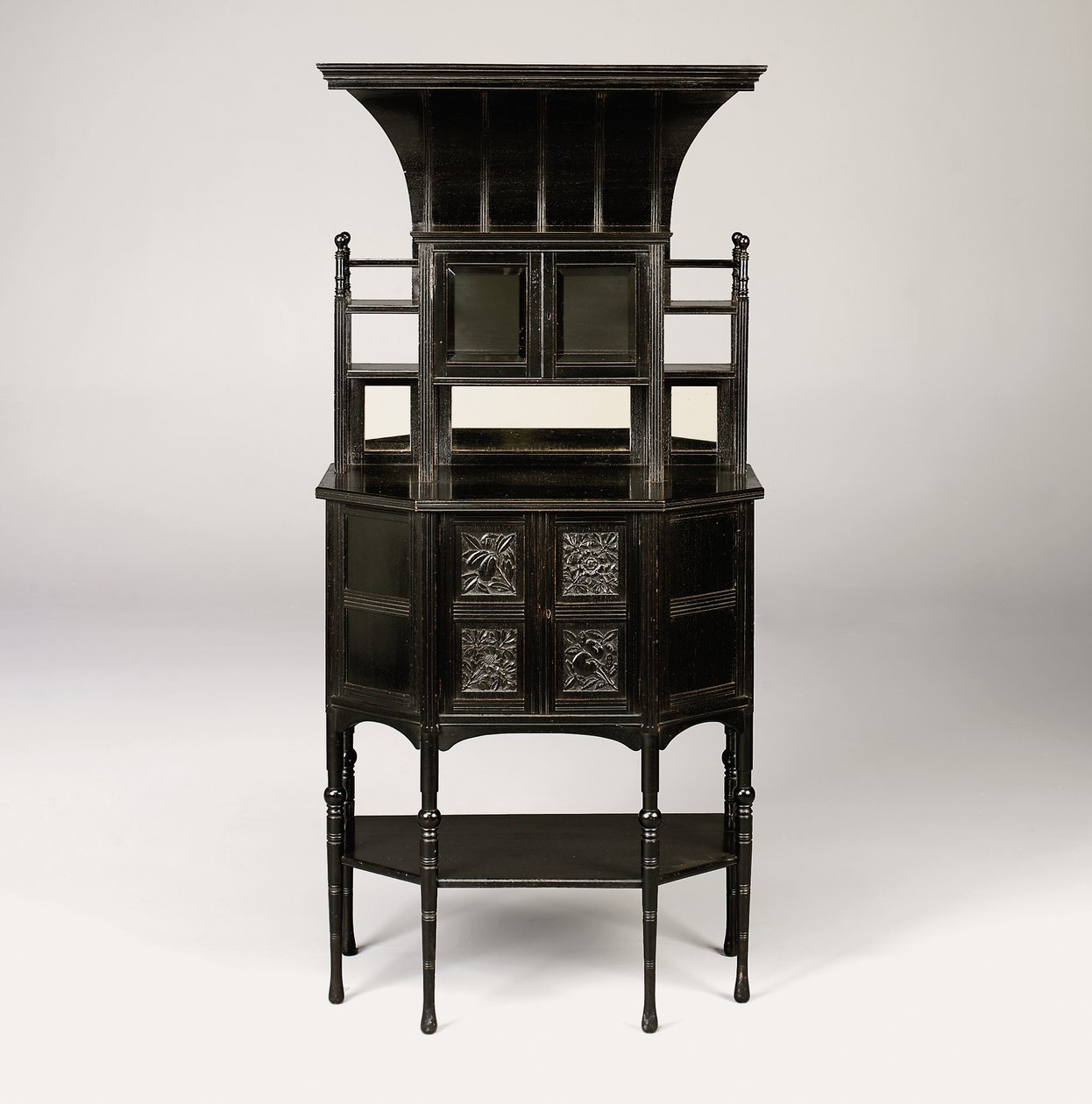 Et ebonisert kabinett, ca. 1873 av Edward William Godwin