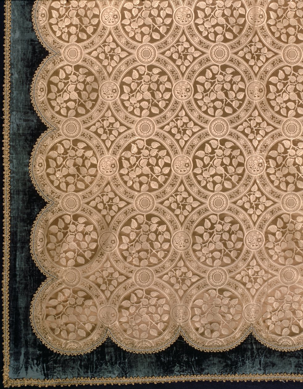 Large Syringa, laget av Warner & Ramin, designet i 1875 (silkedamask) av Edward William Godwin