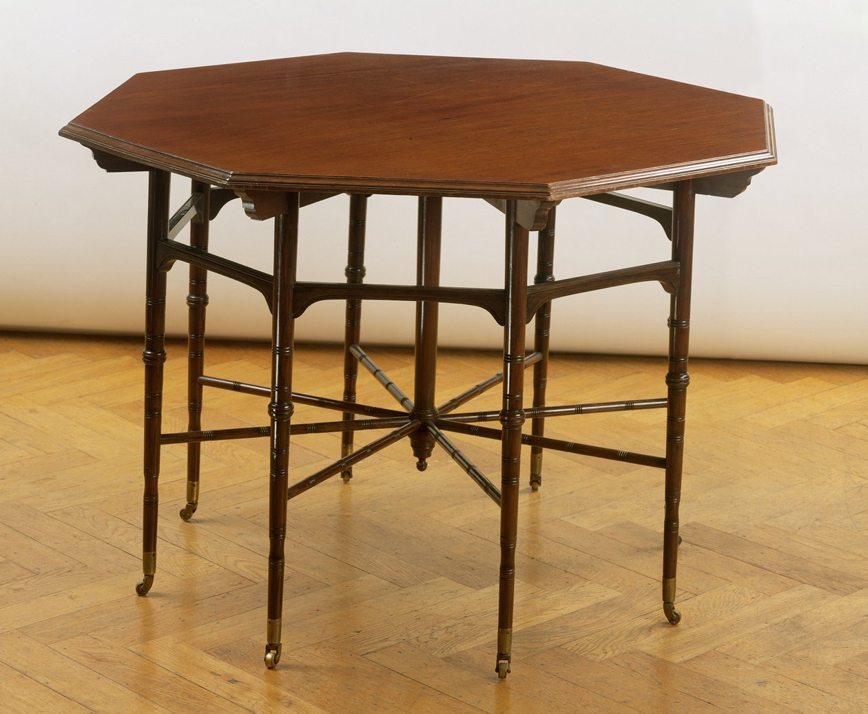 Åttekantet bord, produsert av Collinson og Lock, ca. 1875 (mahogni) av Edward William Godwin