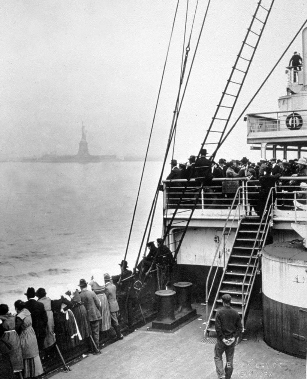 Ankomst av immigranter til Ellis Island, New York, foto av Edwin Levick, ca. 1905 av Edwin Levick