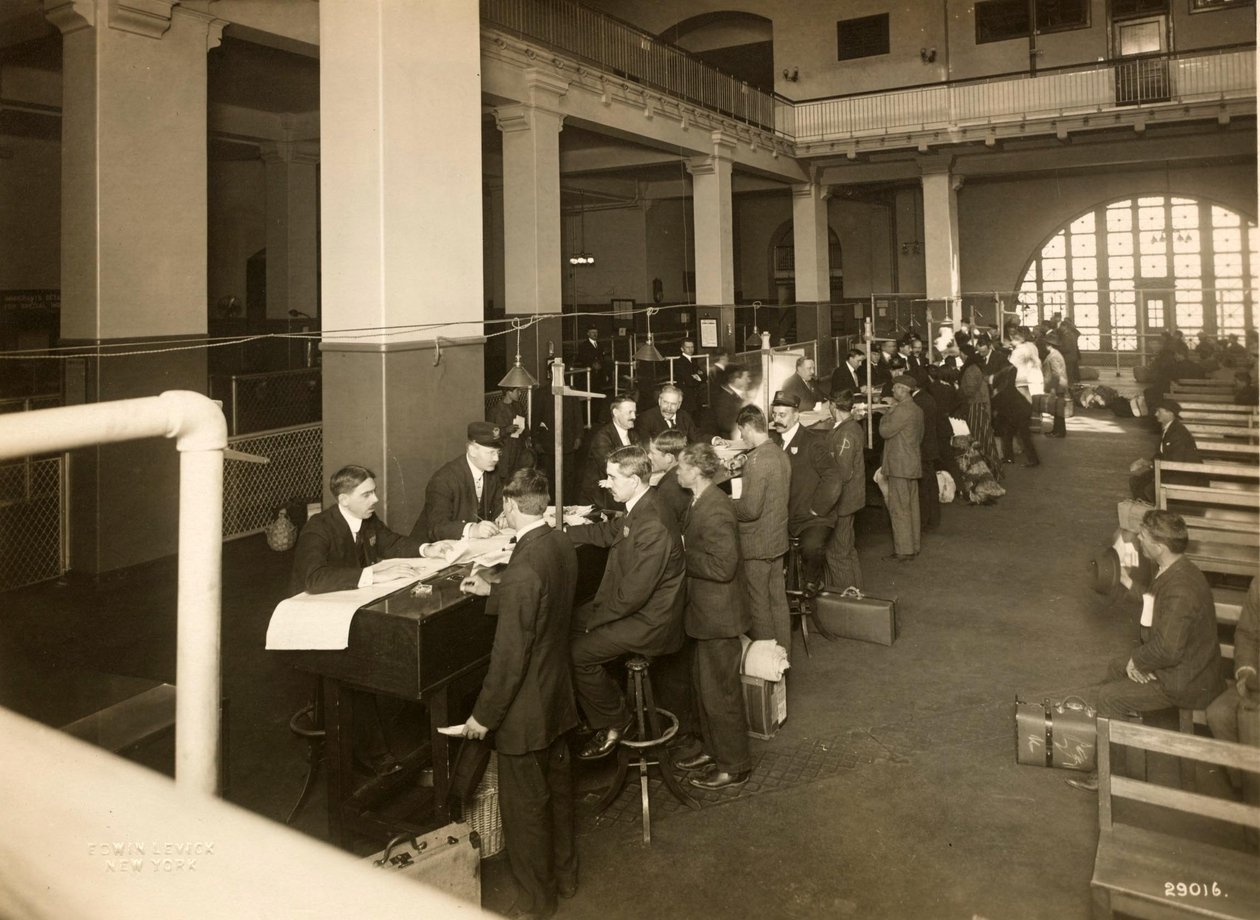 Innvandrere blir registrert i Main Hall, U. S. Immigration Station, 1902-10 av Edwin Levick