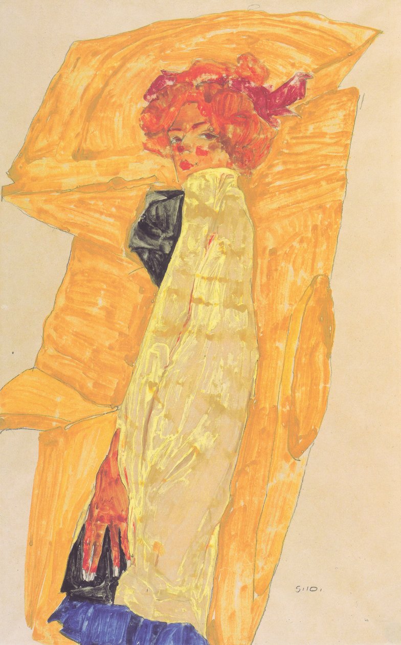 Gerti foran okerfarget draperi av Egon Schiele