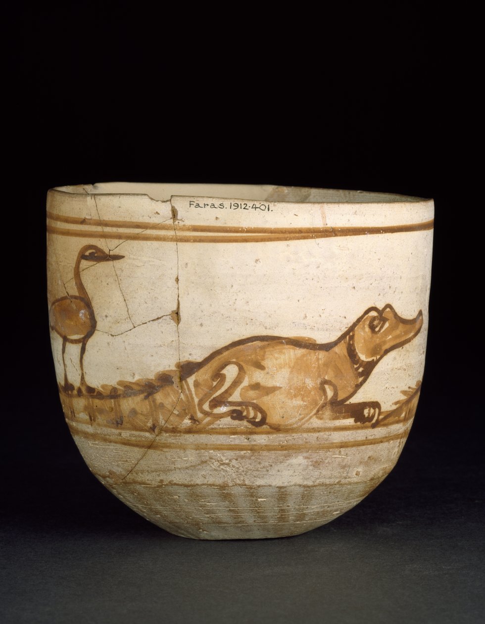 Beger dekorert i rødt med en scene av to krokodiller med fugler på halen, 101-300 (brent nilsilt, hvitvasket og malt) av Egyptian