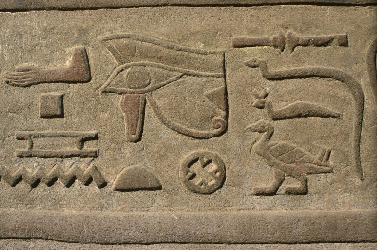 Detalj av et relieff, hieroglyfer kalkstein av Egyptian