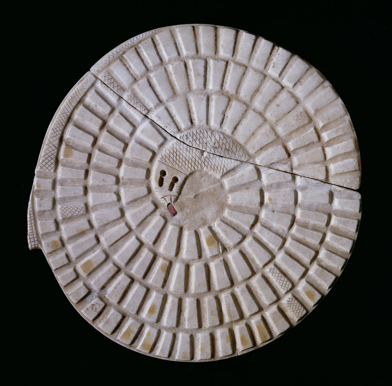 Egyptisk slangeformet spillebrett, brukt til slangespillet 'Mehen', 3. århundre f.Kr. (alabast med jaspisinnlegg) av Egyptian