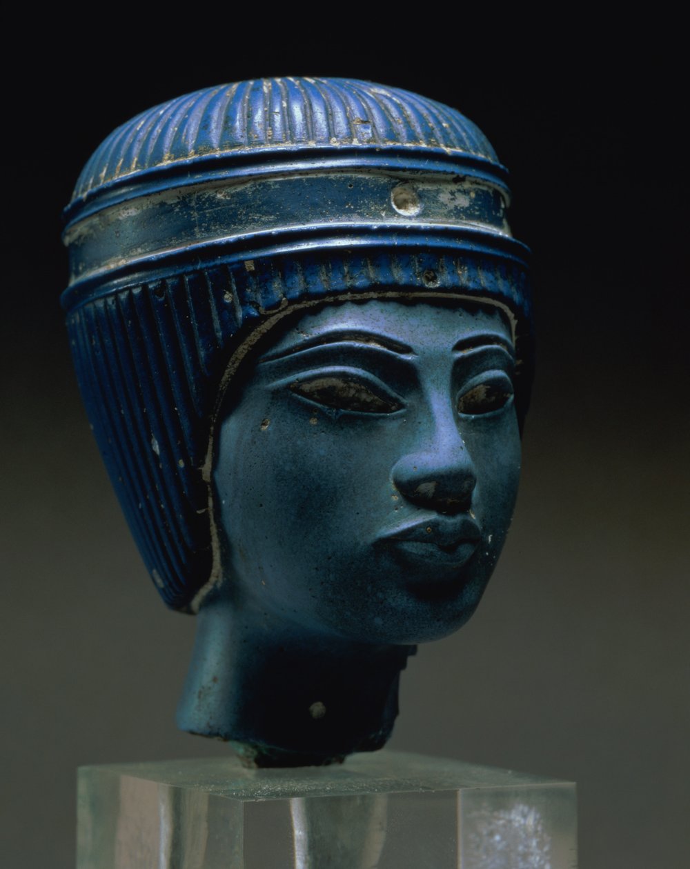 Falsk kongelig hode, opprinnelig antatt å være Tutankhamun (presset glass) (se også 154086) av Egyptian