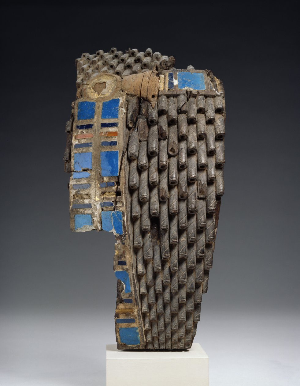 Fragment av en kongelig parykk skulpturert i tre, 18.–19. dynasti, ca. 1540–1190 f.Kr. (tre, fajanse, råskinn, karneol) av Egyptian
