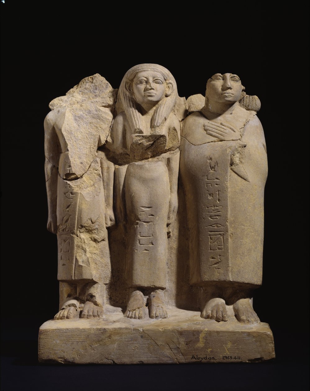 Gruppestatuett av 3 figurer, sent 12. dynasti - tidlig 13. dynasti, ca. 1800-1700 f.Kr. (utskåret gul sandstein med spor av rød og svart maling) av Egyptian