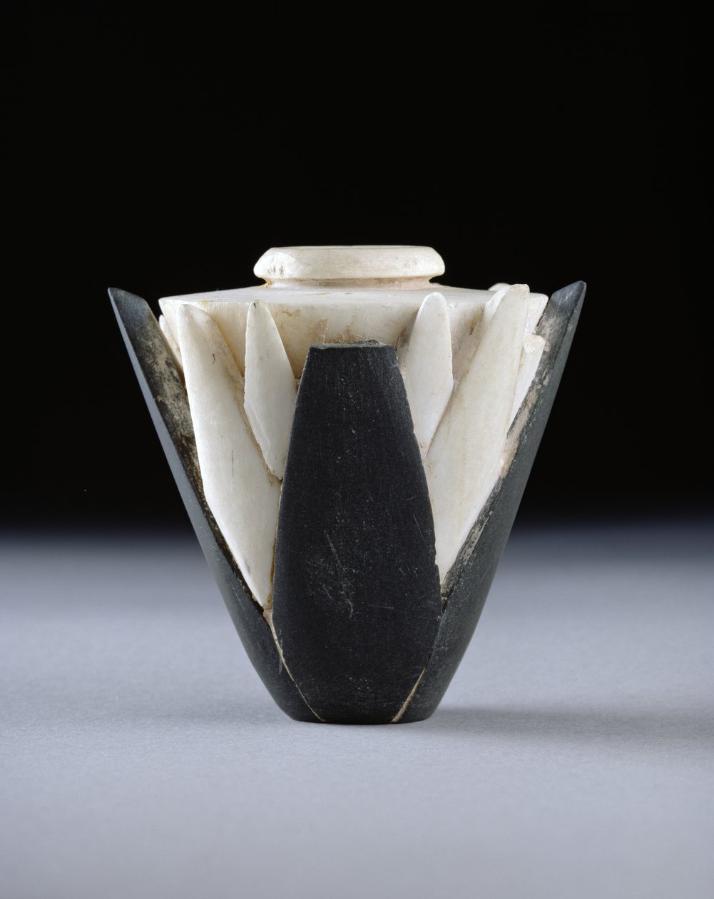 Lotuskrukke, tidlig dynastisk periode (ca. 2950-c.2575) (travertin, argillitt og gips) av Egyptian