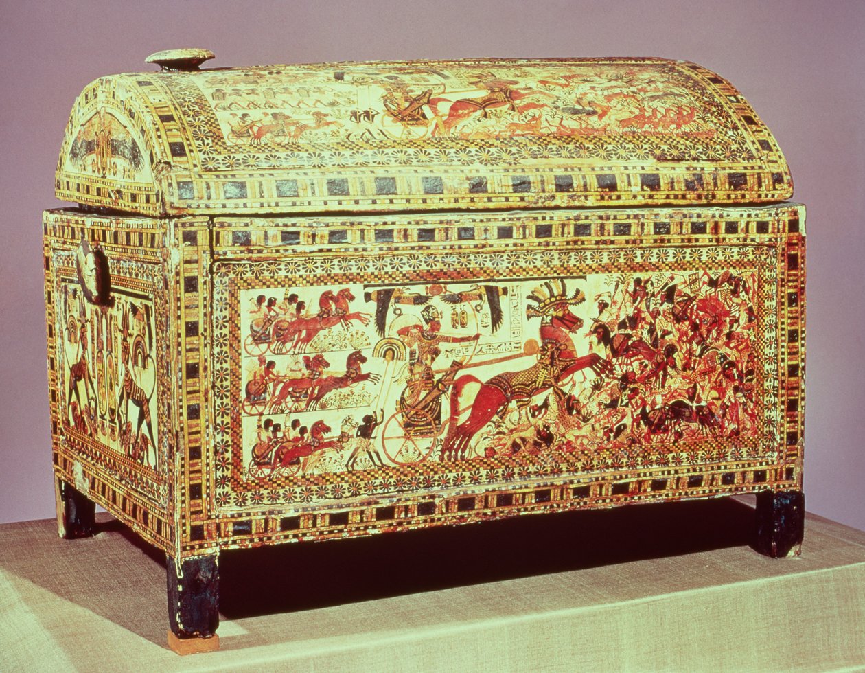 Tutankhamon (ca. 1370-1352 f.Kr.) på sin vogn som angriper asiater, side av en kiste, New Kingdom, ca. 1340 f.Kr. (malt tre) (se også 192484) av Egyptian