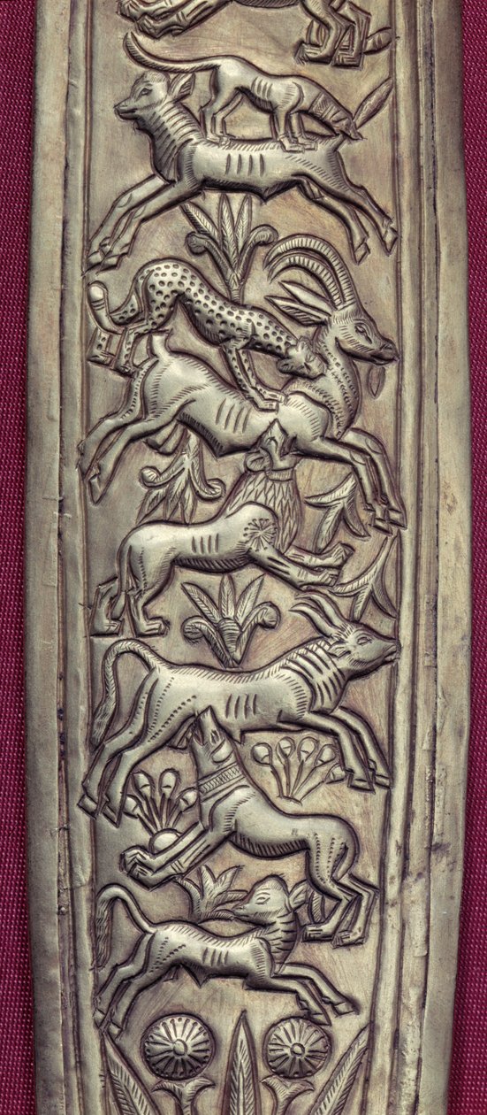 Antilope, hjort og en kalv blir angrepet av en leopard, en løve og en hund, detalj fra sliren til en dolk fra Tutankhamon-skatten, ca. 1340 f.Kr. gull og jern se også 3979 og 149453 av Egyptian 18th Dynasty