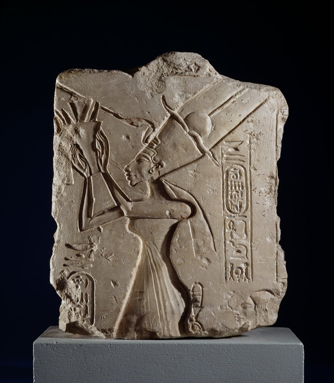 Kolonnereliefffragment som viser dronning Nefertiti, New Kingdom (kalkstein) av Egyptian 18th Dynasty