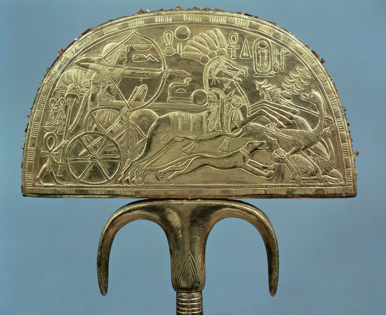 Strutsfjærvifte fra Tutankhamons grav (ca. 1370-1352 f.Kr.) New Kingdom (tre dekket med arkgull) (se også 227989) av Egyptian 18th Dynasty