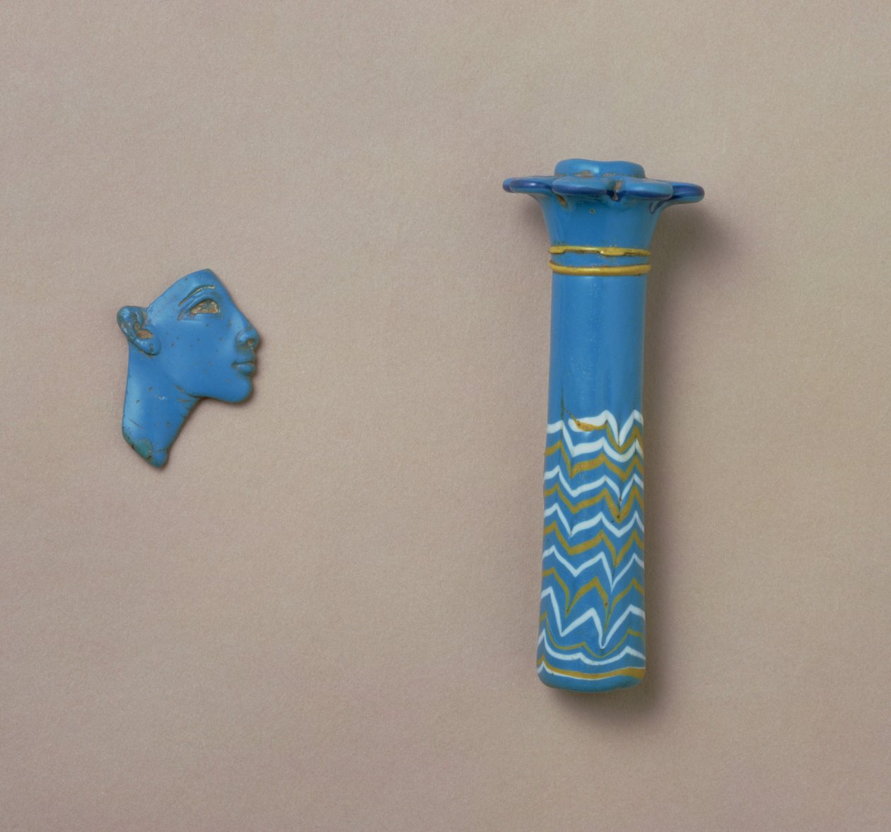 Palmesøyle kohl-kolbe og fragment av innlegg av et kongelig hode, fra Amarna, New Kingdom (ugjennomsiktig turkis) (for detaljer se 94394-95) av Egyptian 18th Dynasty