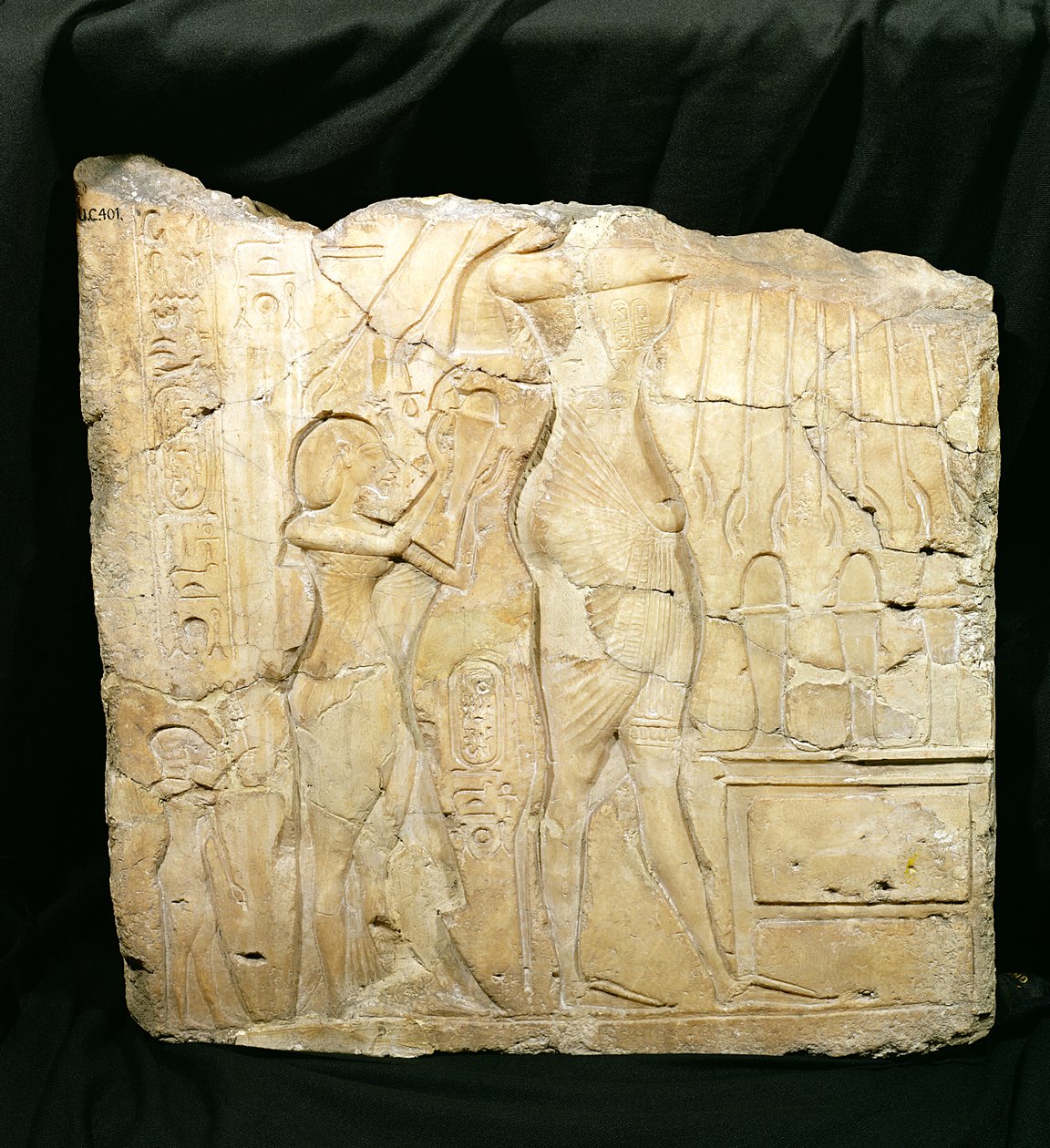 Reliefffragment som viser Akhenaten etterfulgt av Nefertiti og Meritaten foran et offerbord, New Kingdom (alabaster) av Egyptian 18th Dynasty