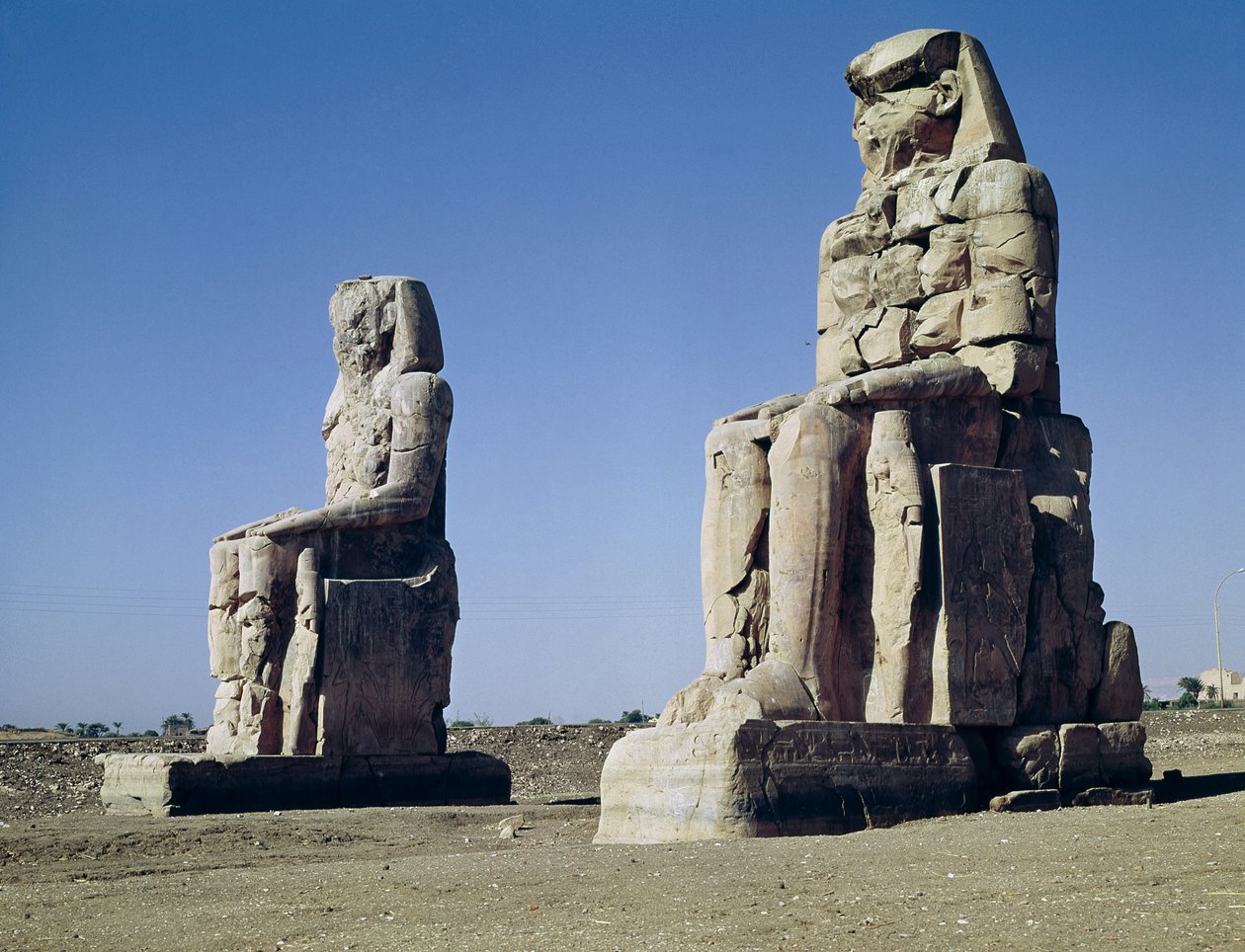 The Colossi of Memnon, statuer av Amenhotep III, ca. 1375-1358 f.Kr. av Egyptian 18th Dynasty