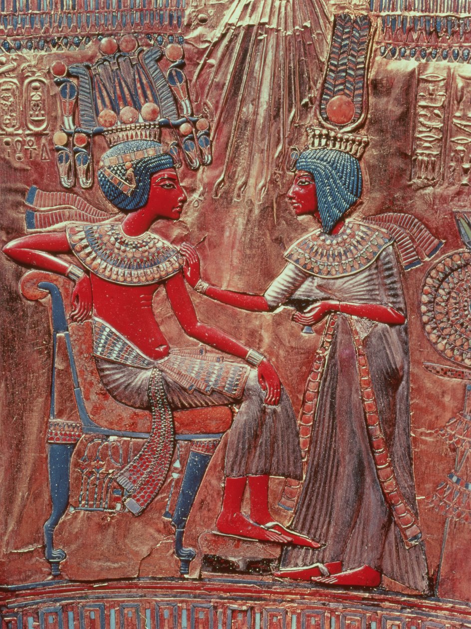 Baksiden av tronen til Tutankhamon viser dronningen Ankhesenamun som legger siste hånd på kongens toalett, New Kingdom, ca. 1340 f.Kr. av Egyptian 18th Dynasty
