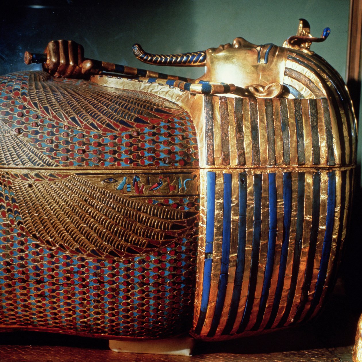 Den innerste kista til Tutankhamun, som viser kongen i Osiride-form som holder sammen kroken og slaglen, fra graven til Tutankhamun (ca. 1370-1352 f.Kr.) New Kingdom (ark gull, lapis lazuli et al) (deta) av Egyptian 18th Dynasty