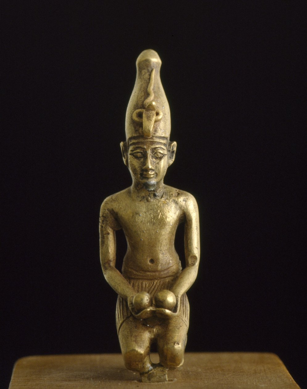 Statuett av kongen i den hvite kronen med to vinskåler solid støpt electrum av Egyptian 19th Dynasty