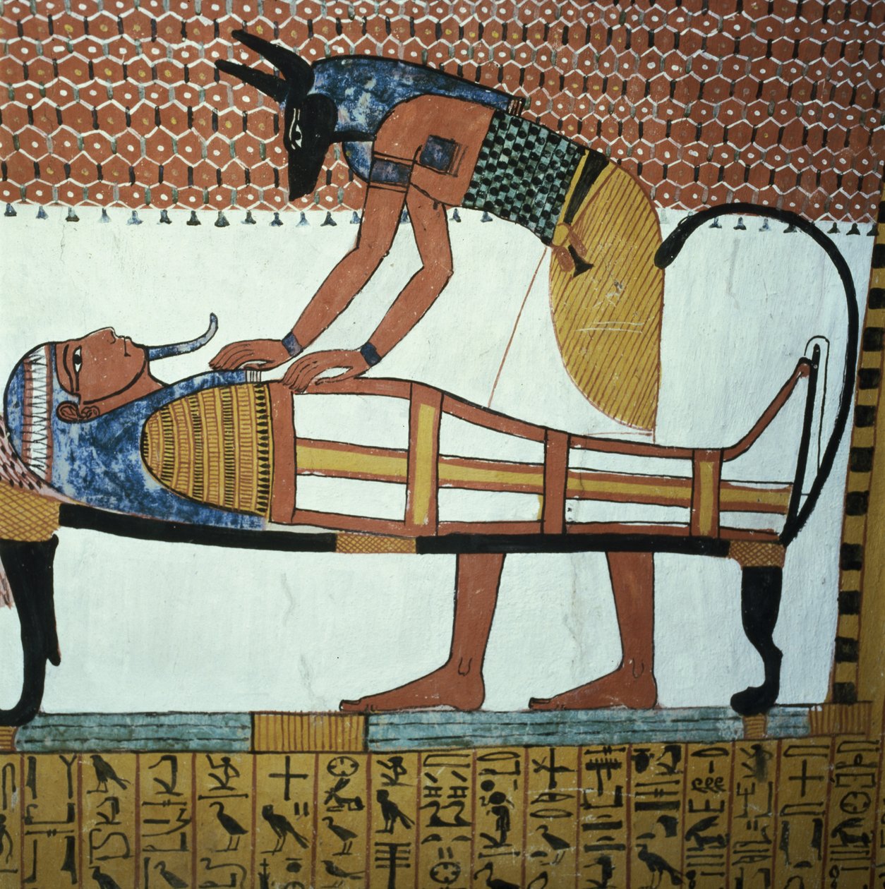 Anubis og en mamma, fra graven til Sennedjem, The Workers Village, New Kingdom (veggmaleri) (se også 141757) av Egyptian 19th Dynasty