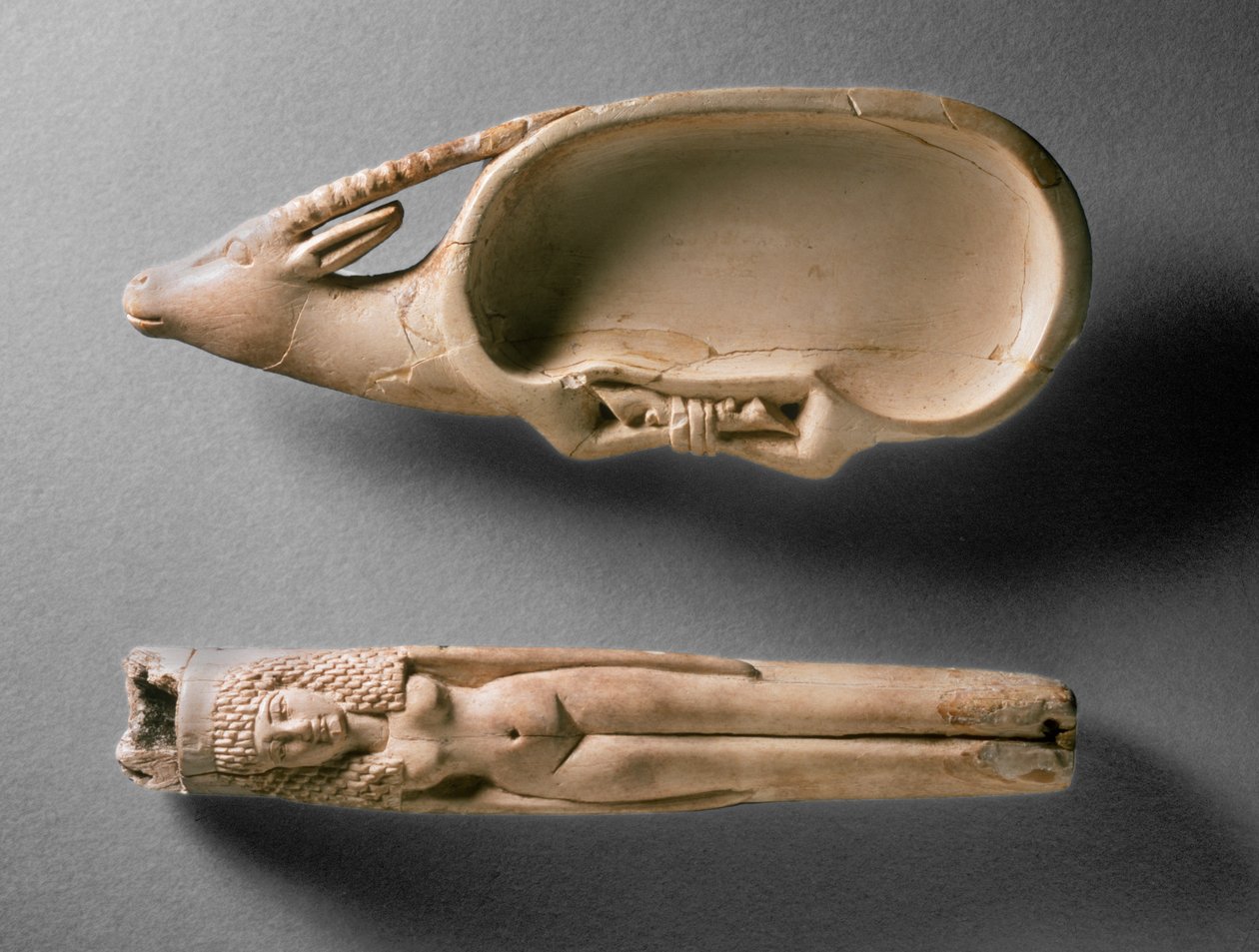 Kohl-rør i form av en naken hunn- og kosmetisk rett i form av en steinbukk med bundne ben, fra Tomb 562, Qau av Egyptian 19th Dynasty