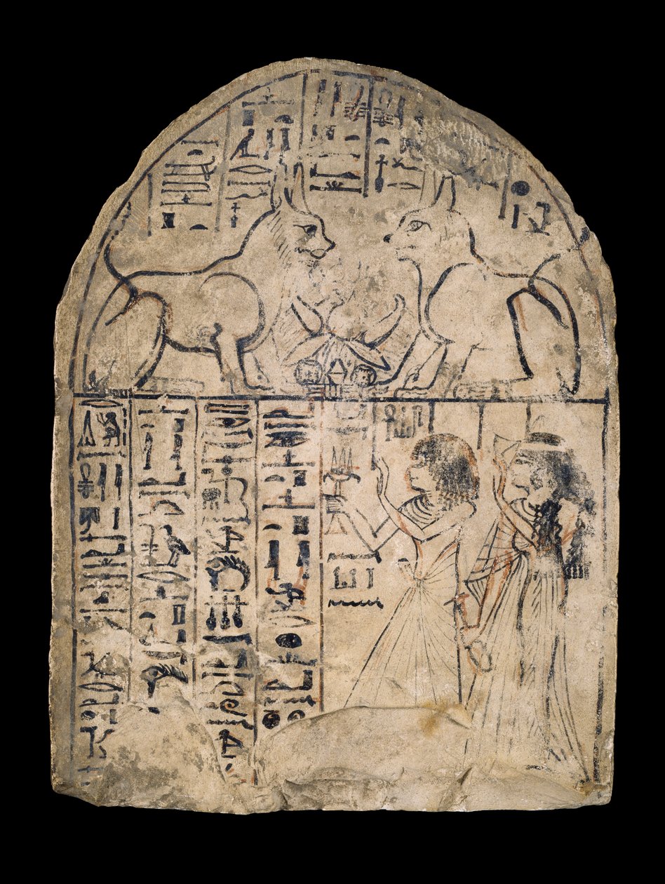 Stela som viser en mann og kvinne som elsker to katter som er manifestasjoner av de to aspektene ved solguden, Re og Atum, funnet ved Deir el-Medina (kalkstein) av Egyptian 19th Dynasty