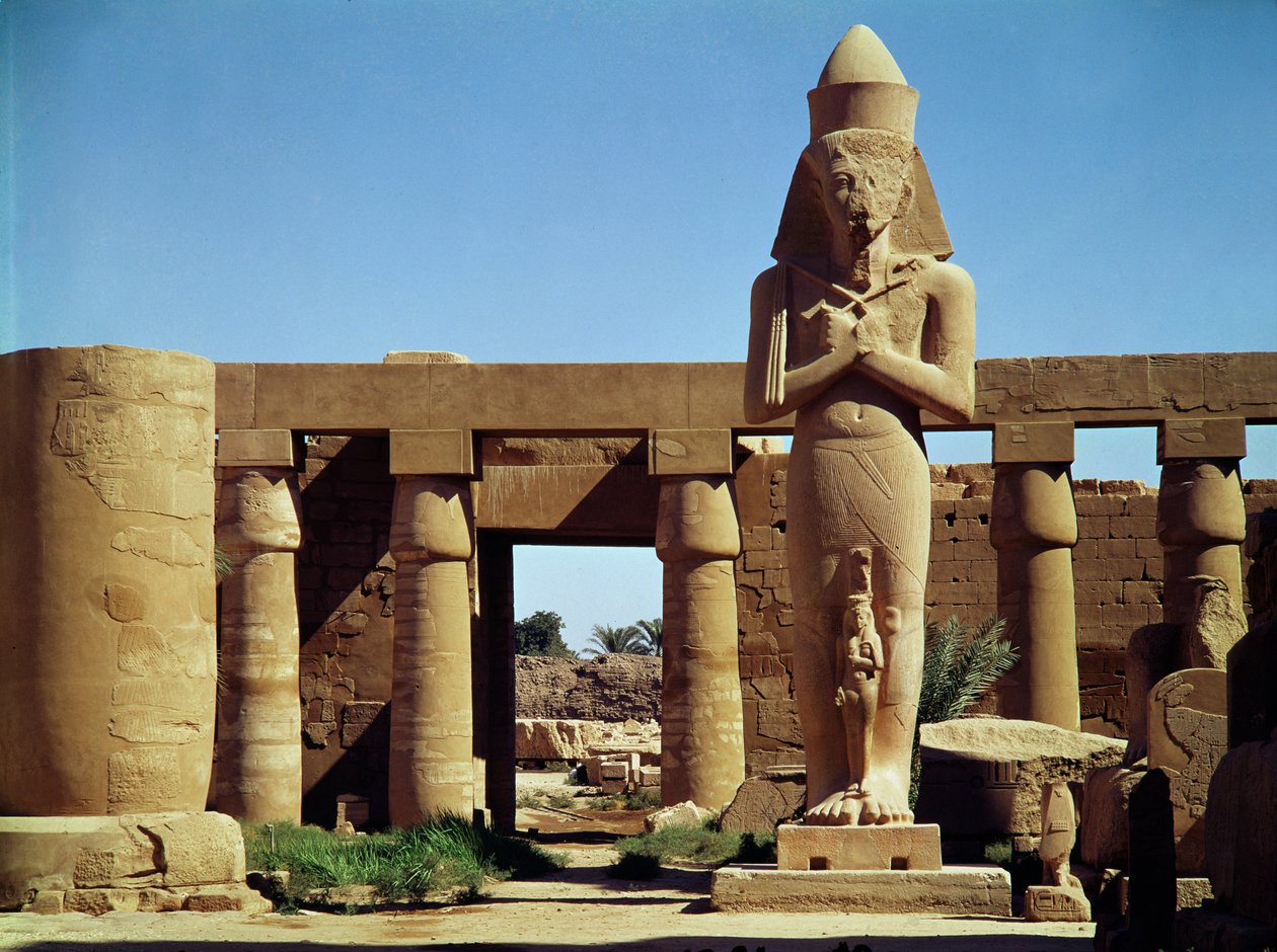 The Colossus of Ramesses II: stående statue av kongen med datteren Benta anta foran bena, fra Amuns store tempel, New Kingdom, ca. 1320-1200 f.Kr. av Egyptian 19th Dynasty