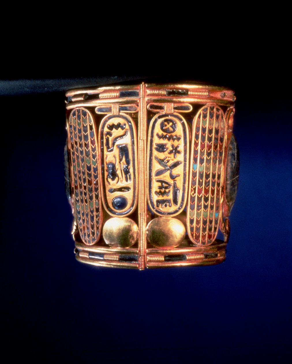 Armbånd med kartusj av Psusennes I (ca. 1039-991 f.Kr.) funnet på armene til kong Amenemope i Tanis, tredje mellomperiode (gull innlagt med halvedelstener) av Egyptian 21st Dynasty