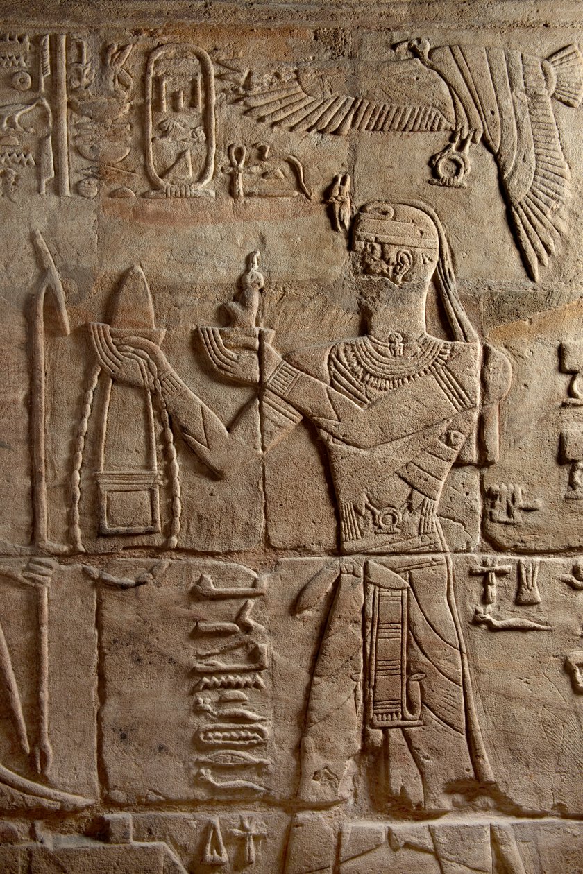 Relieff på en helligdom reist av farao Taharqa i hoffet til Temple of Amun bygget av ham i Kawa i Nubia, 25. dynasti, sen periode, 690-64 f.Kr. sandsteinsdetalj fra 107896 av Egyptian 25th Dynasty