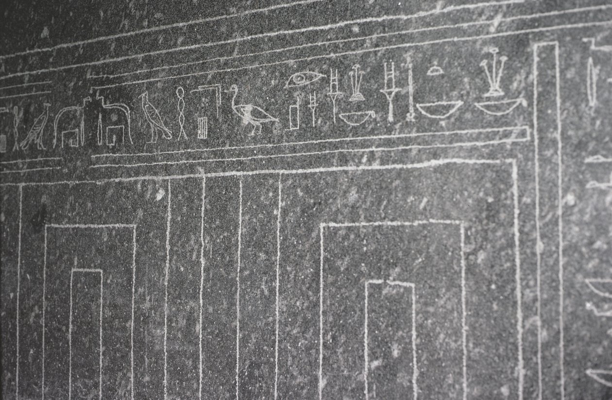 Senket relieff som viser et tempel av Apis Bull-sarkofagen i Serapeum, New Kingdom av Egyptian 26th Dynasty
