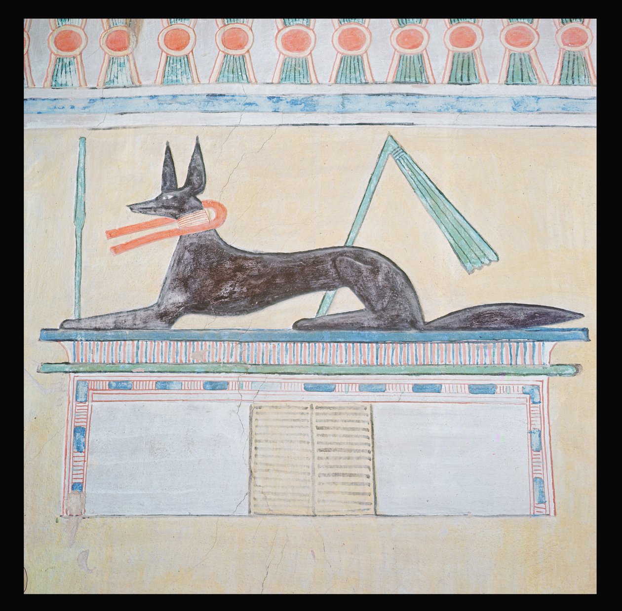 Anubis, egyptisk gud for de døde, liggende på toppen av en sarkofag, veggmaleri i Valley Temple of the Pyramid of Menkaure, Old Kingdom, c.2613-2494 BC (veggmaleri) av Egyptian 4th Dynasty