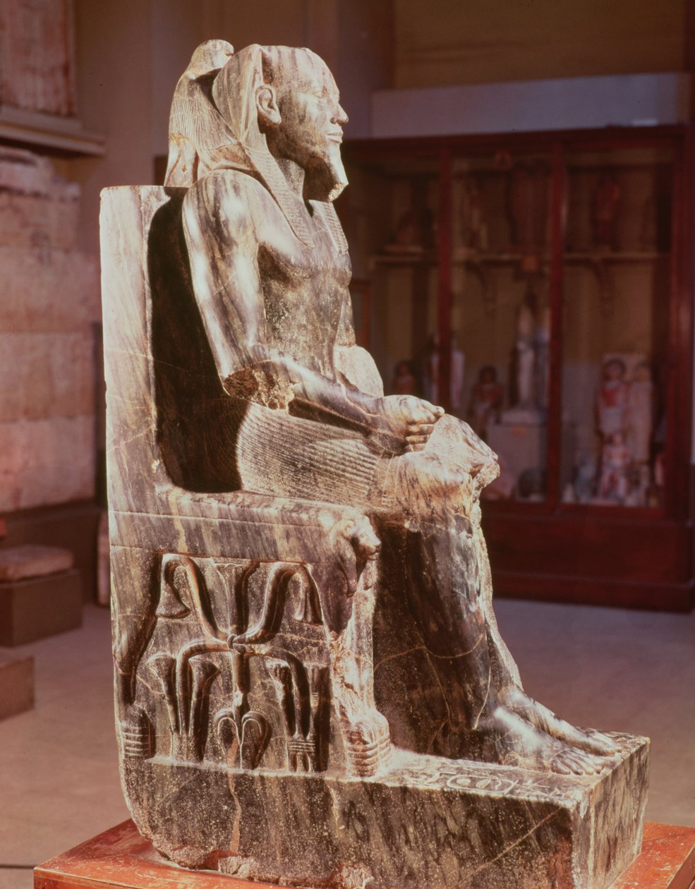 Statue av Khafre (2520-2494 f.Kr.) tronet, fra daltempelet til Khafre-pyramiden i Giza, Gamleriket, ca. 2540-2505 f.Kr. (dioritt) (se også 68328) av Egyptian 4th Dynasty