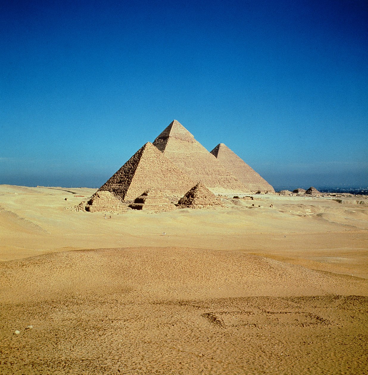 Utsikt over pyramidene i Khufu, Khafre og Menkaure, Old Kingdom av Egyptian 4th Dynasty