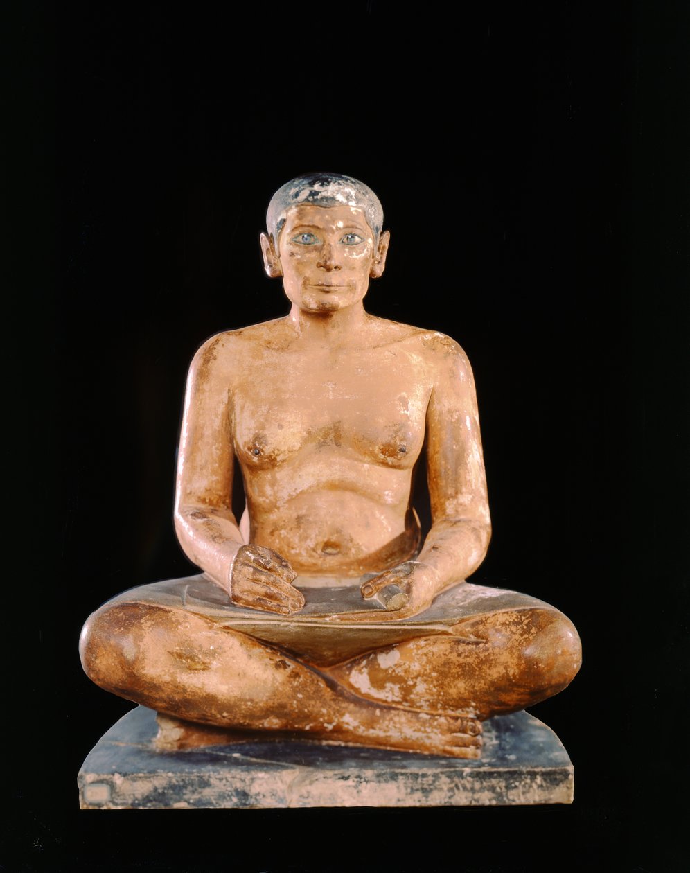 Crouching Scribe Statue, fra Saqqara, Old Kingdom (kalkstein, alabaster og bergkrystall) (se også 391129) av Egyptian 5th Dynasty