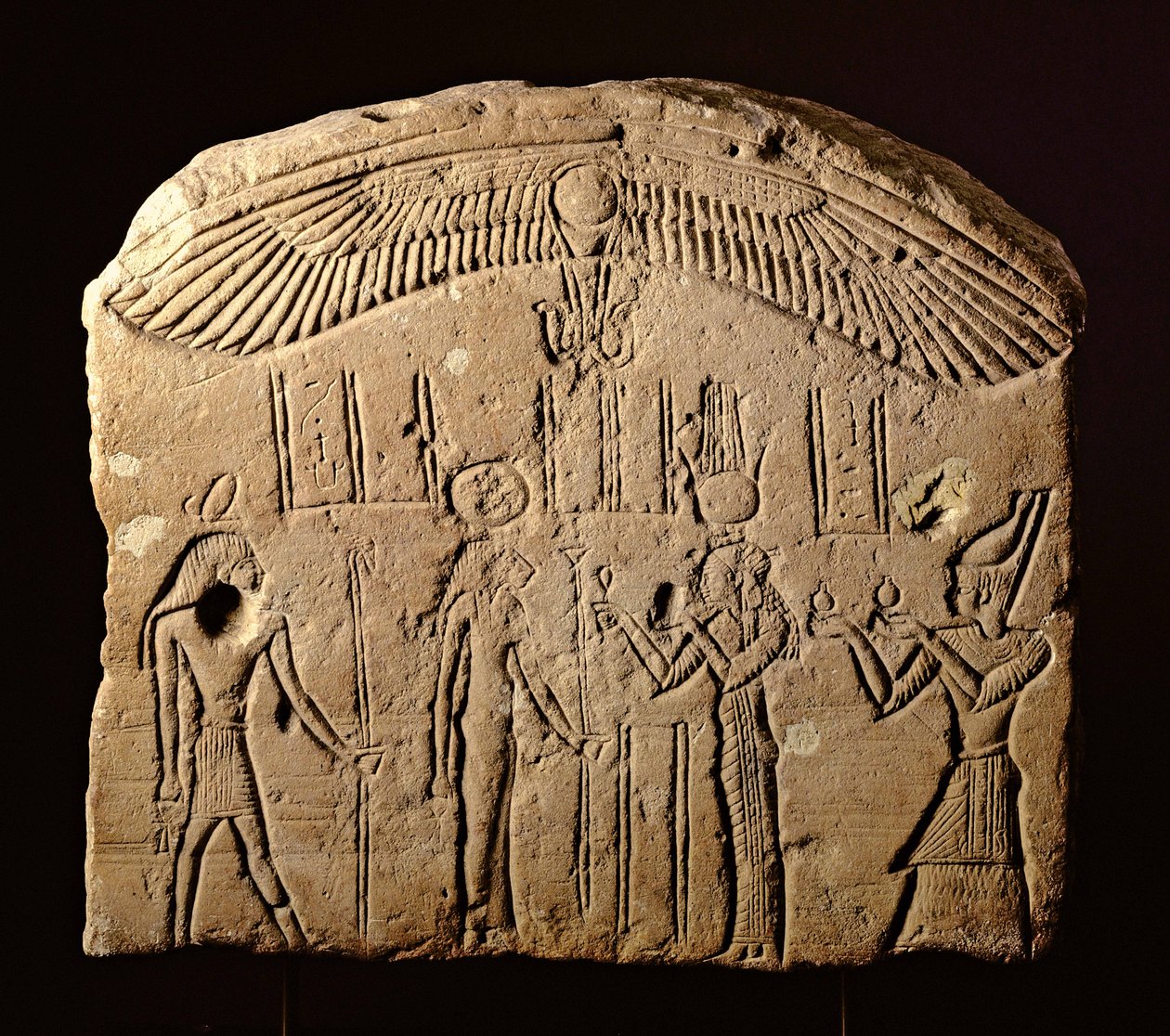 Basrelieffstele med en offerscene, en farao med gudinnen Sekhmet og guden Heka, ca. 200-100 f.Kr. (kalkstein) av Egyptian Ptolemaic Period