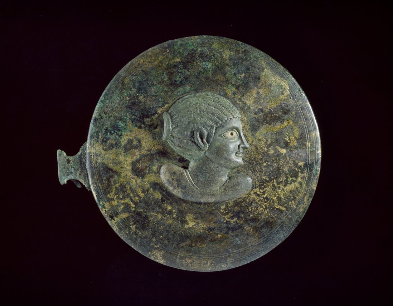 Speildeksel i støpt bronse med hellenistisk byste av en kvinne i relieff, 100 f.Kr. - 100 e.Kr. (støpt bronse med innskåret dekor) av Egyptian