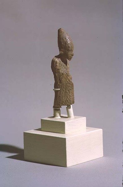 Figur av en konge iført den hvite kronen av Øvre Egypt og kappen til Sed-festivalen, fra Osiris-tempelet, Abydos, tidlig dynastisk periode, ca. 3000 f.Kr. (se også 23814) av Egyptian