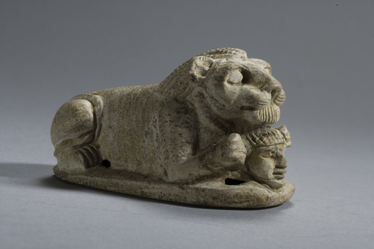 Lokk på en liggende løve som holder et hode, Napata-Meroe, Upper Nubia (steatitt) av Egyptian