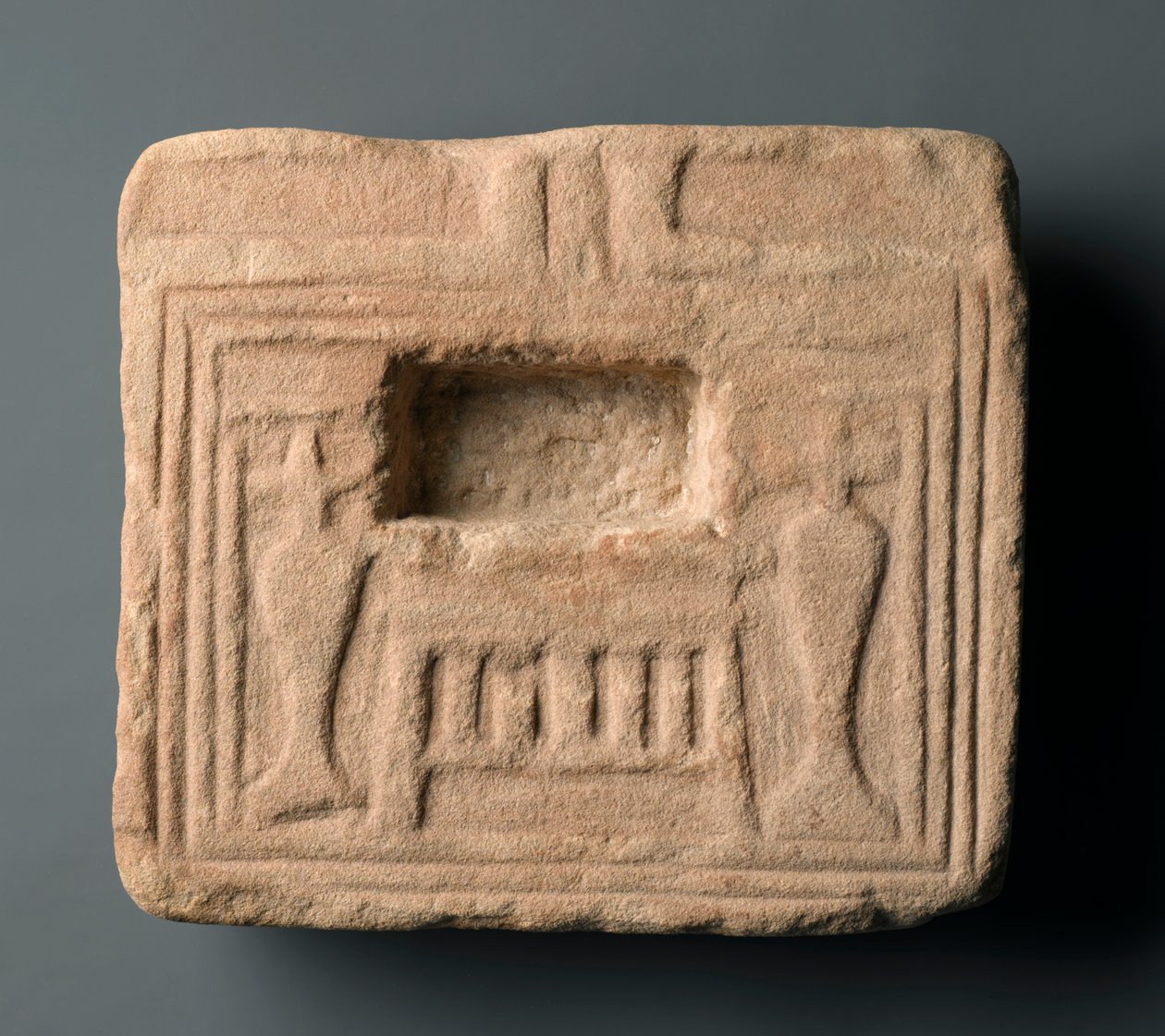 Offerbord, muligens fra El Hassaiah (sandstein) av Egyptian