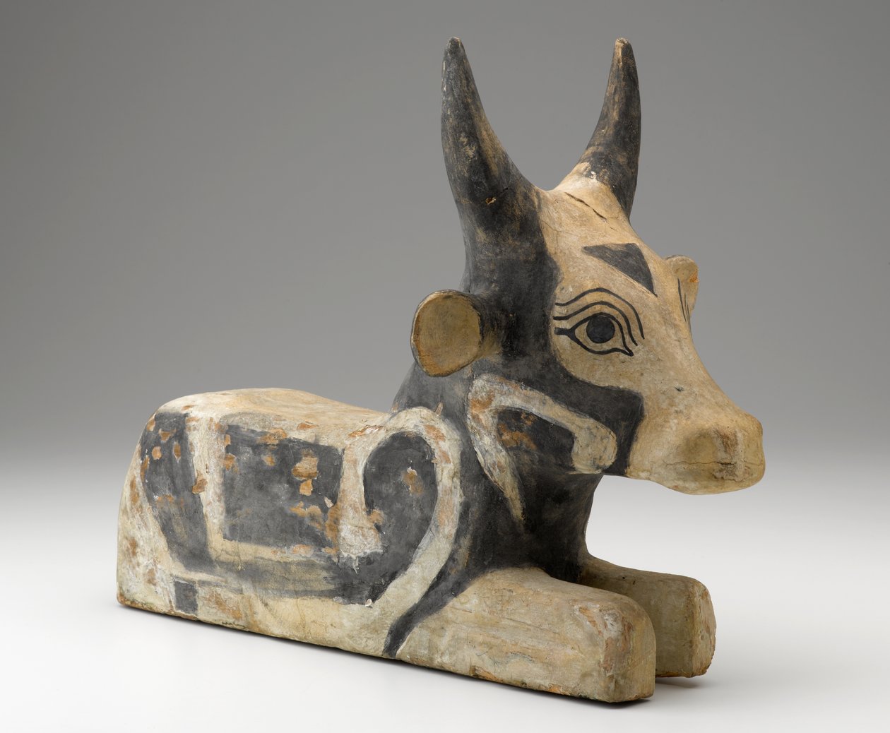 Liggende okse, 305-30 f.Kr. (tre med gesso og maling) av Egyptian