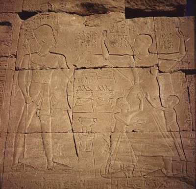 Relieff som viser en farao og hans familie (sandstein) (se også 59222) av Egyptian