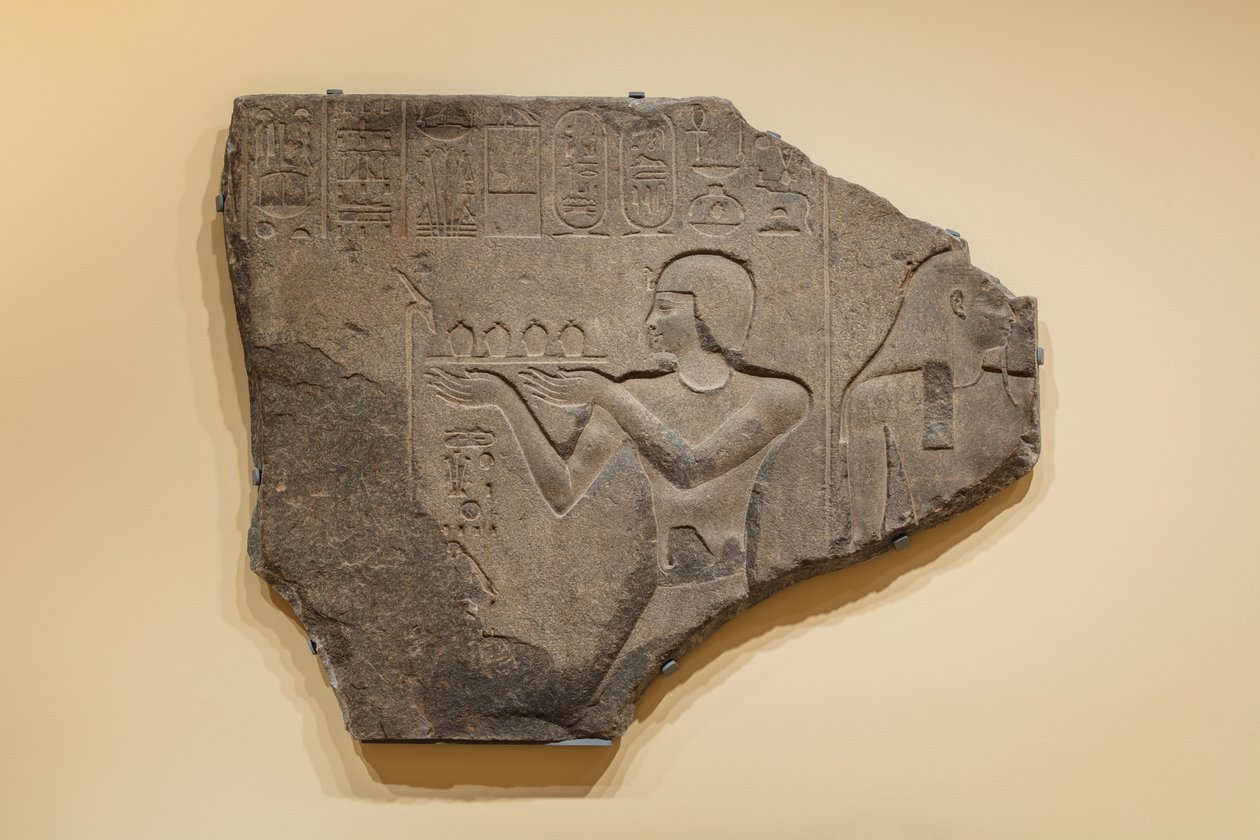 Relieff med Ptolemaios II som ga et offer til en gud, 285-246 f.Kr. (Granitt) av Egyptian